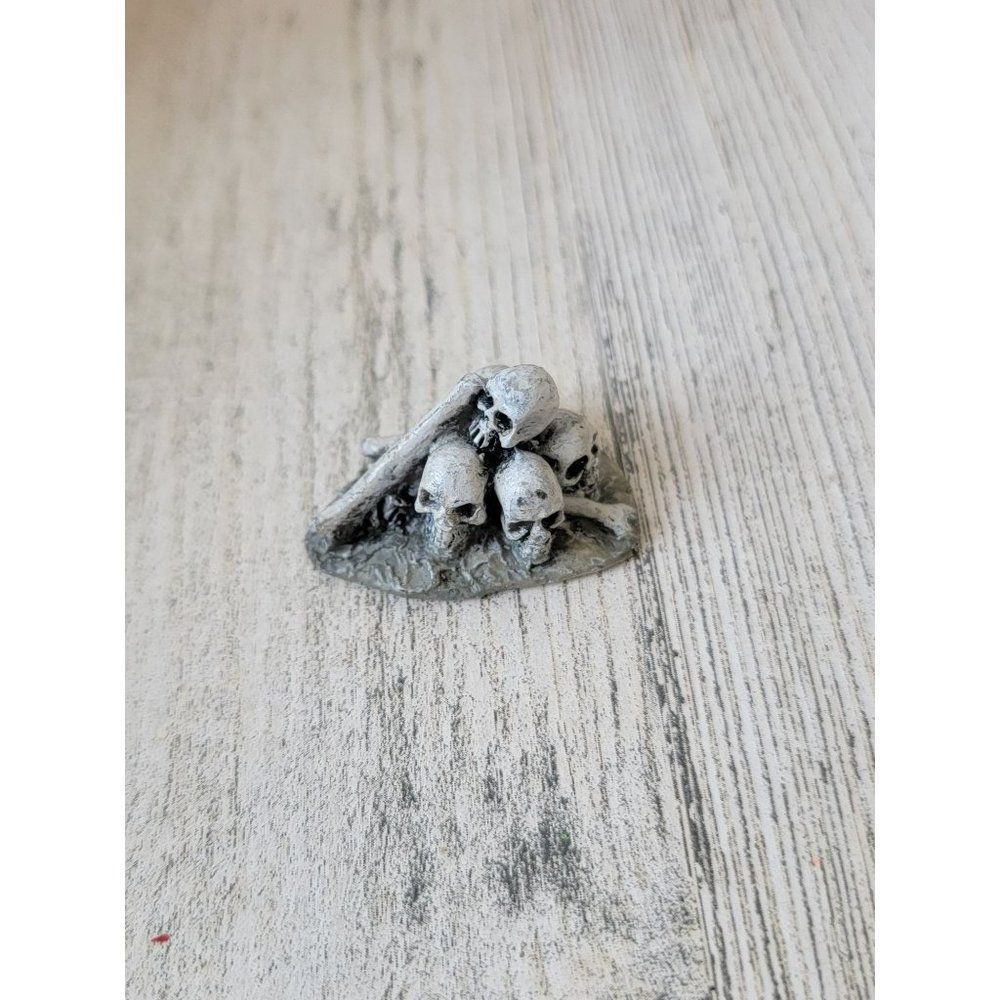 Halloween skeleton head skull bones Village accessory